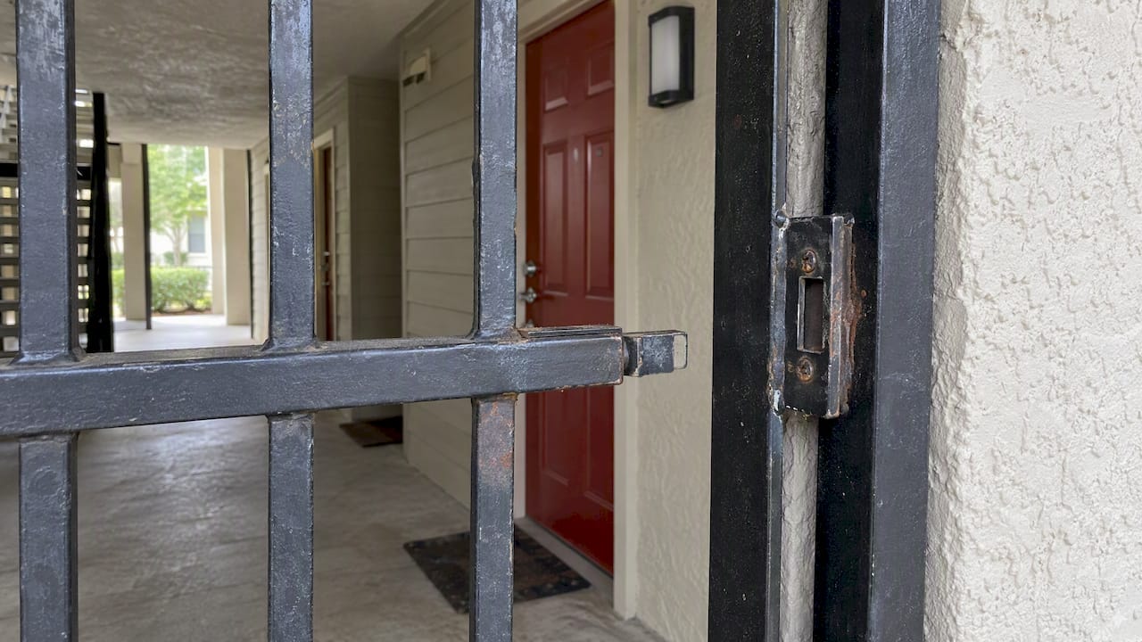 Apartment entry gate with a faulty latch